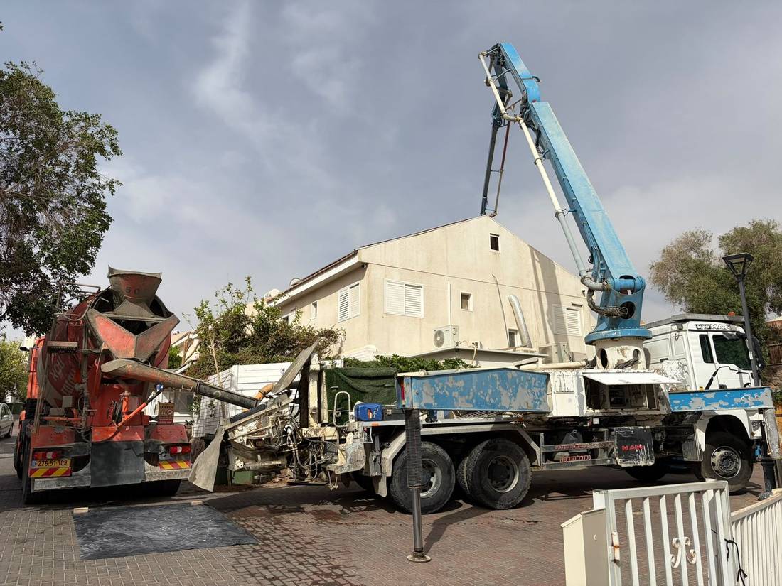 משאבת בטון ומערבל בשכונת מגורים